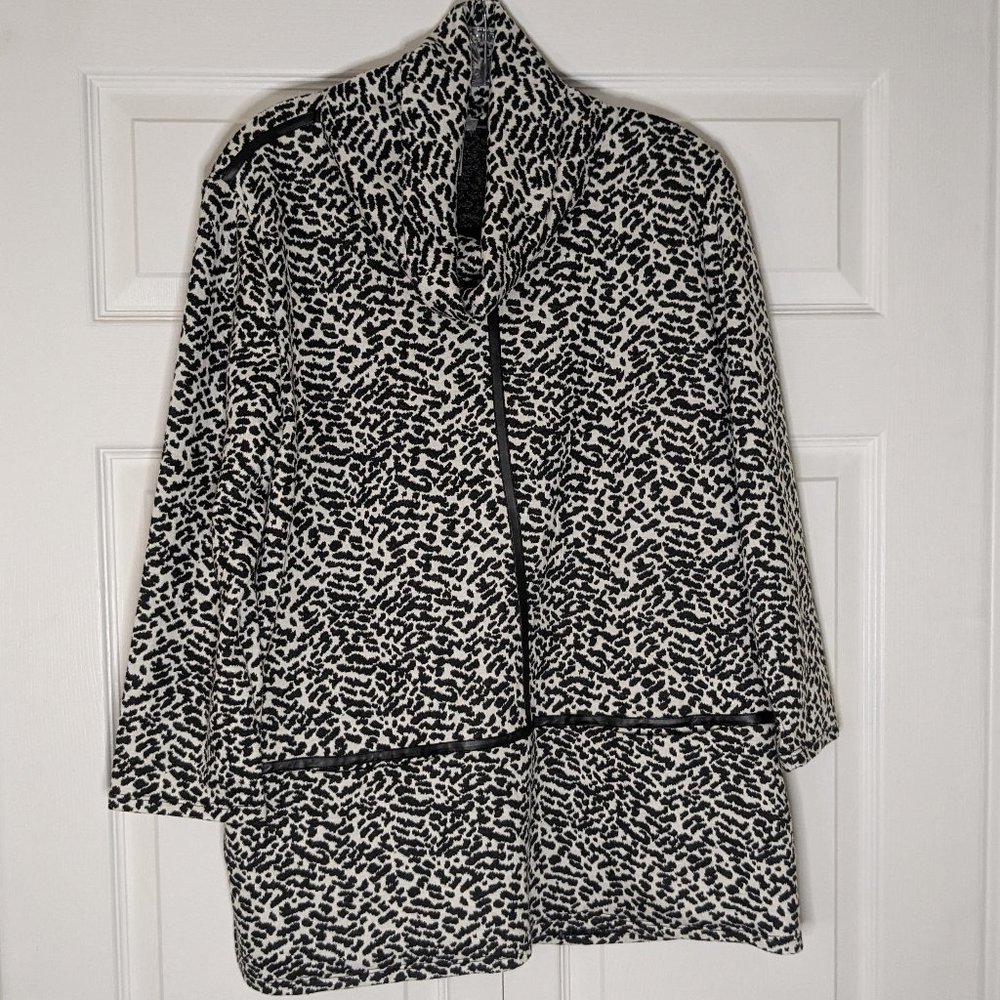 Multiples- Black/White Print- Cowlneck Pullover Knit Top- Size Large- New!